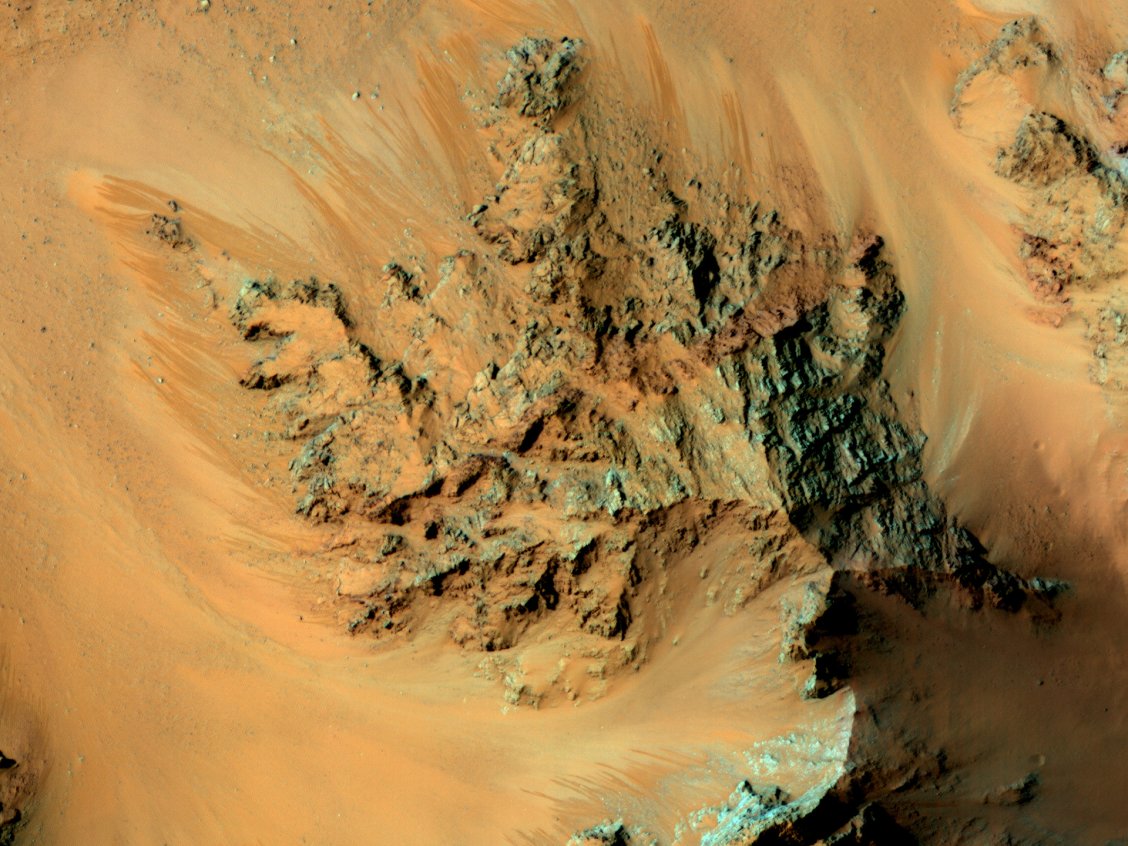 Stained Mars Mars’s mascara-like streaks may be caused by slush and landslides
