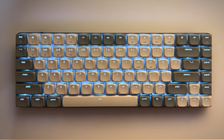 Satechi SM1 on top of a desk.