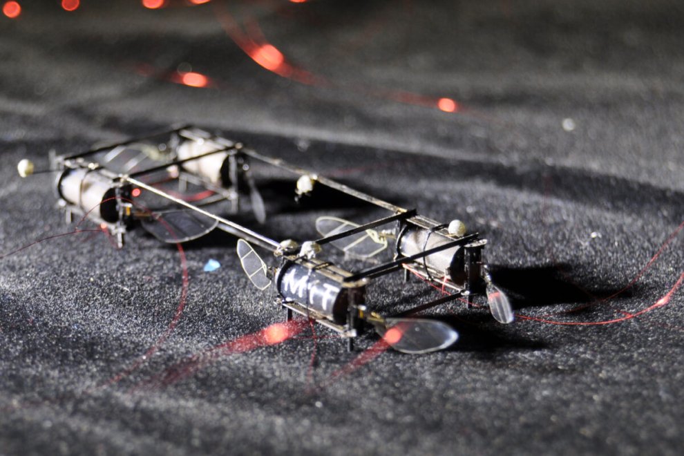 Flying MIT robots light up like fireflies | Popular Science