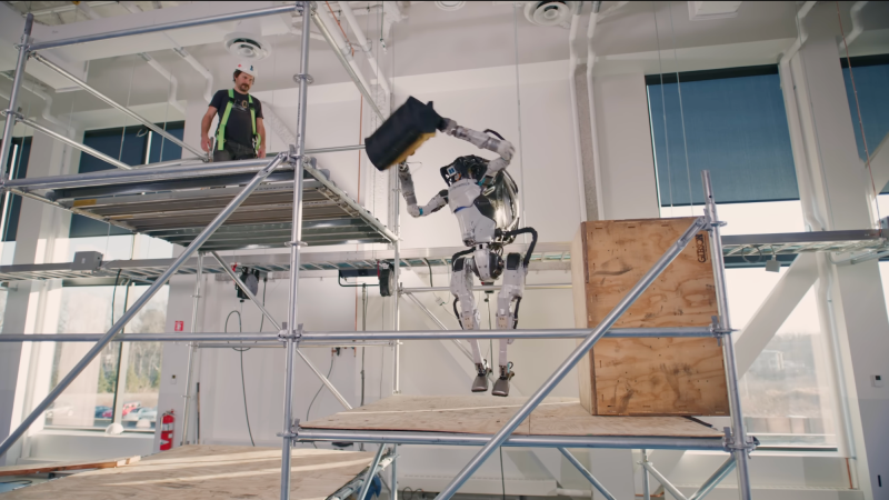 Boston Dynamics’s bipedal robots can throw heavy objects now