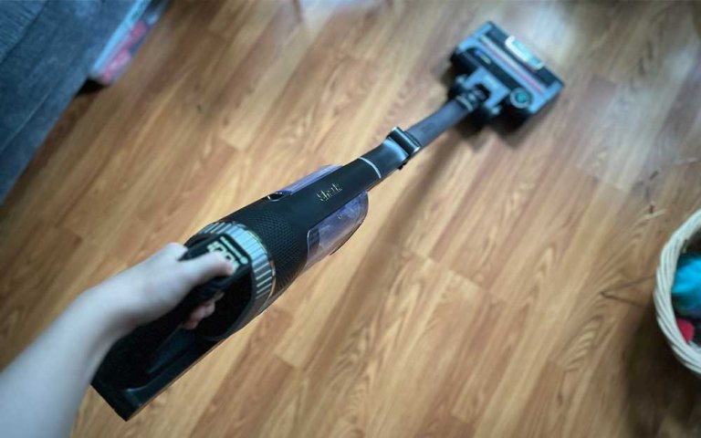 A person using the Shark IZ862H Stratos to vacuum.