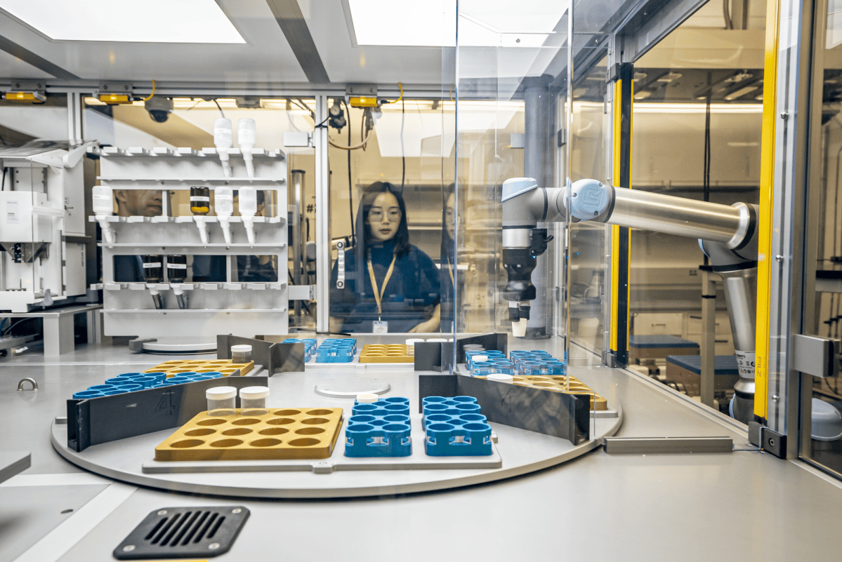 Robot arms and AI will operate this new lab | Popular Science