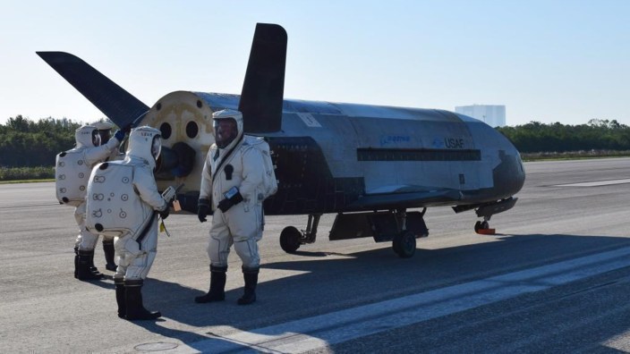 DARPA wants satellites that can fly in very low orbit | Popular Science
