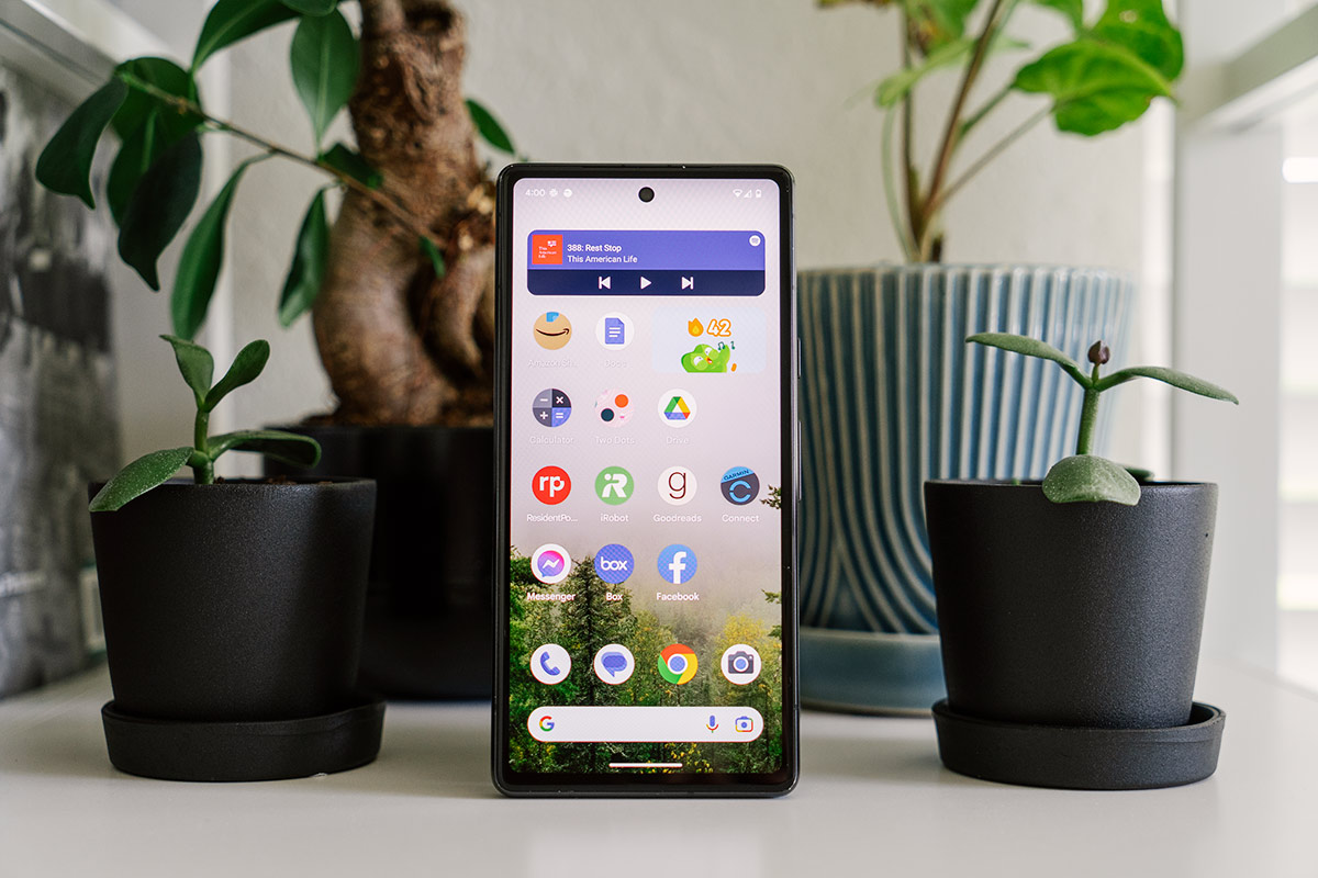 Google Pixel 7a smartphone review: Stuck in the middle with you