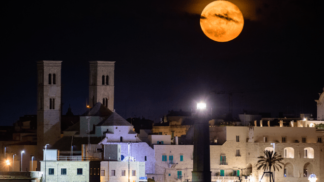 Brightest supermoon of 2025 lights up the sky this week | Popular Science