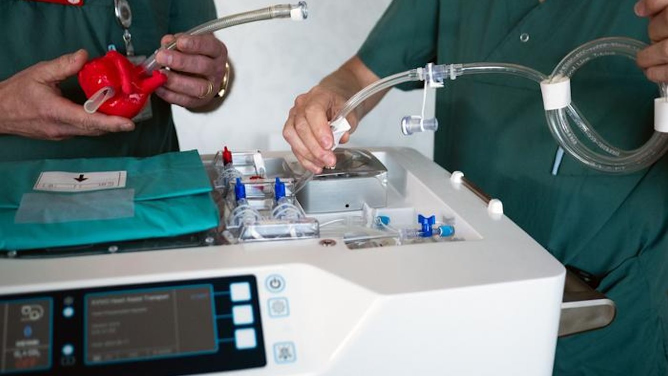 Heart Storage Machine A new organ transport box doubles the window for heart transplants ...