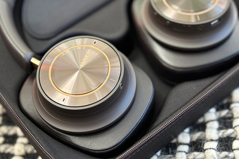 DALI-IO-12-audiophile-wireless-headphones-in-carrying-case.