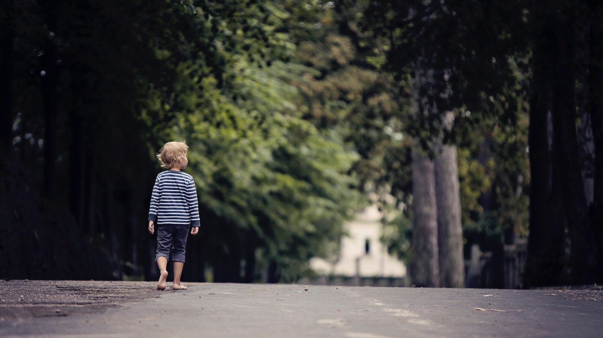 child alone on the street