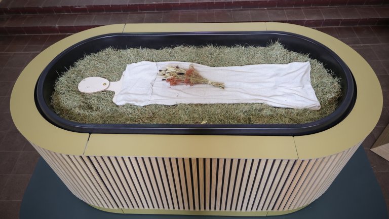 Hay, straw, flowers and a wooden figure lie in a so-called "cocoon" at a press briefing on the new form of burial "Reerdigung" in the chapel at the Eichhof park cemetery. The provider "My Earth" offers the new form of burial. A corpse is bedded on hay, straw and green cuttings, within 40 days it turns into earth.