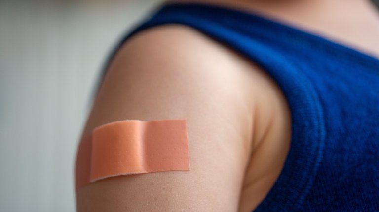SYMBOL - 26 May 2025, Berlin: A plaster sticks to the upper arm of a small child after a vaccination. Photo: Fernando Gutierrez-Juarez/dpa (Photo by Fernando Gutierrez-Juarez/picture alliance via Getty Images)