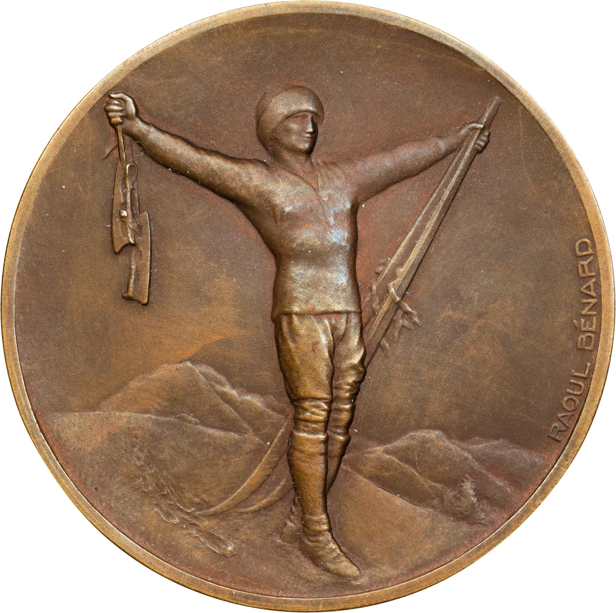 a bronze medal from the first winter olympics in 1924 showing a skiier holding up his skis