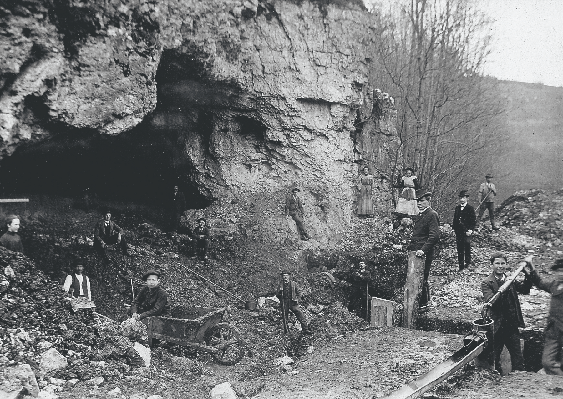 Excavation of the Kesslerloch cave under Jakob Heierli in 1903. 