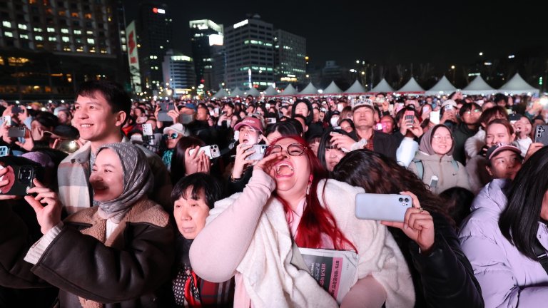 SEOUL, SOUTH KOREA - MARCH 21: Fans of K-pop boy band BTS cheer during the comeback concert of K-pop boy band BTS near the Gwanghwamun Square on March 21, 2026 in Seoul, South Korea. The free concert is the band's first performance in nearly four years.