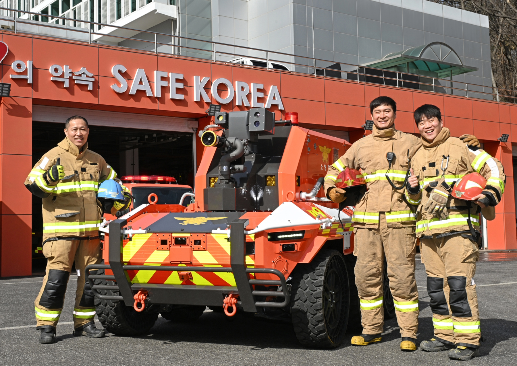 Autonomous firefighting robot can drive straight into a 1,000 degree blaze