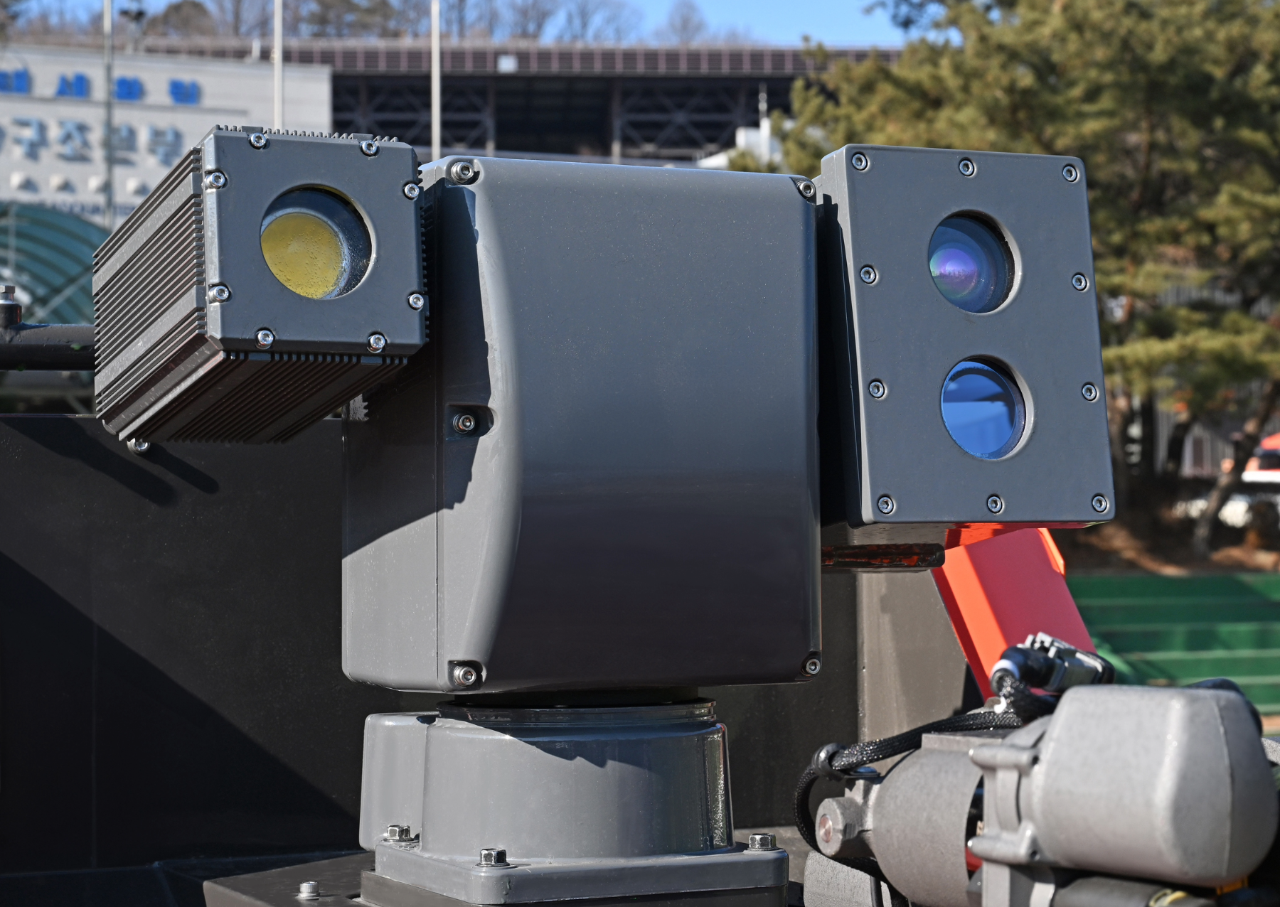 Les caméras de vision à intelligence artificielle montées sur le robot peuvent voir à travers la fumée et planifier les itinéraires des pompiers. Image : Hyundai Motor Group