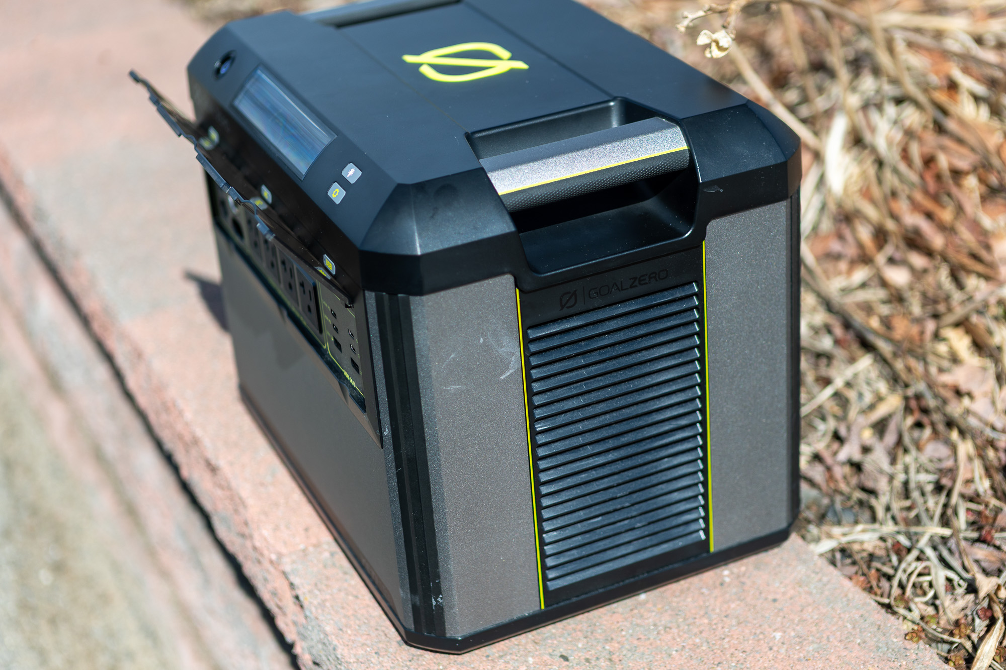 goal zero yeti 1500 6G side view