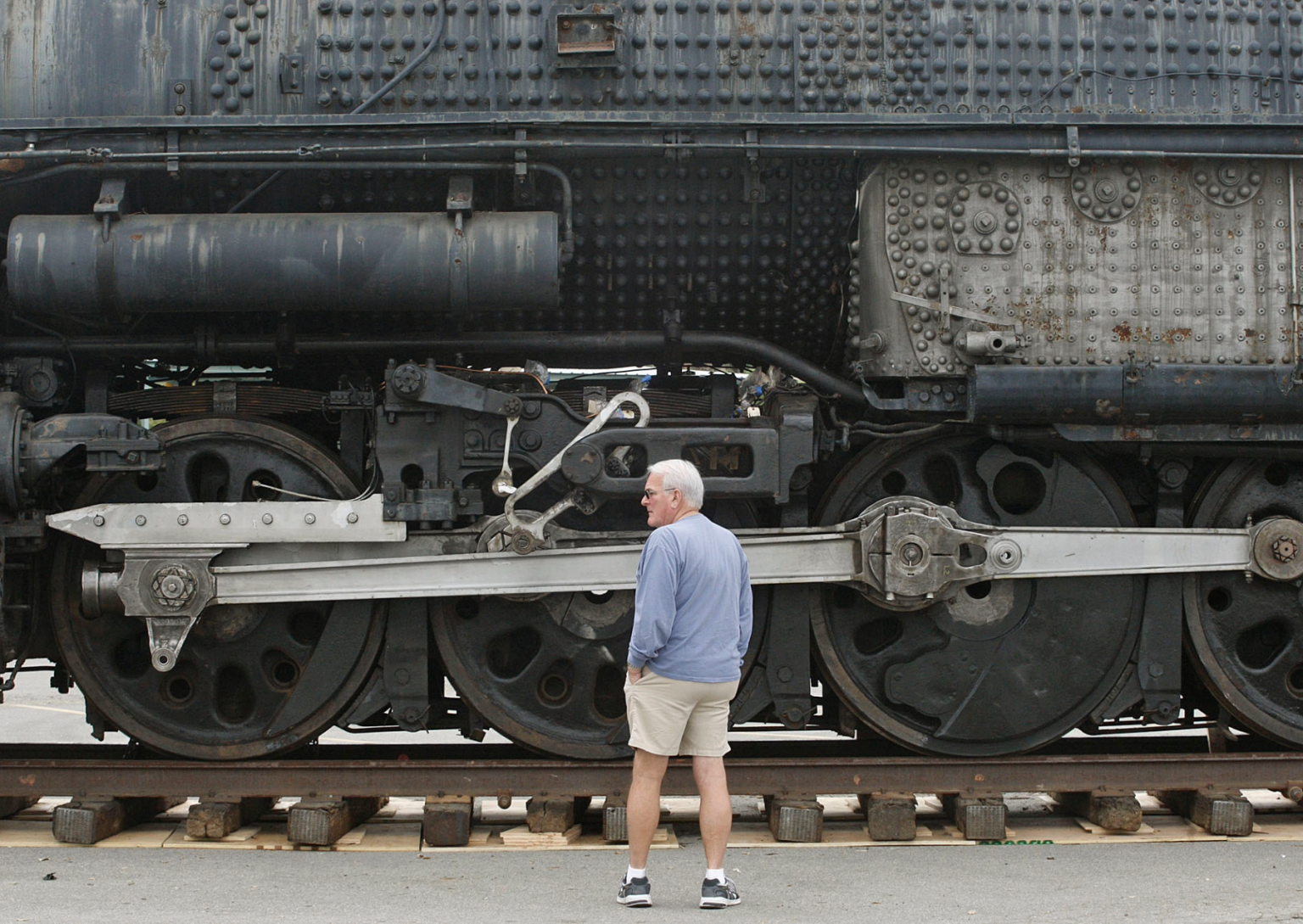 World’s largest steam locomotive heads out on tour | Popular Science