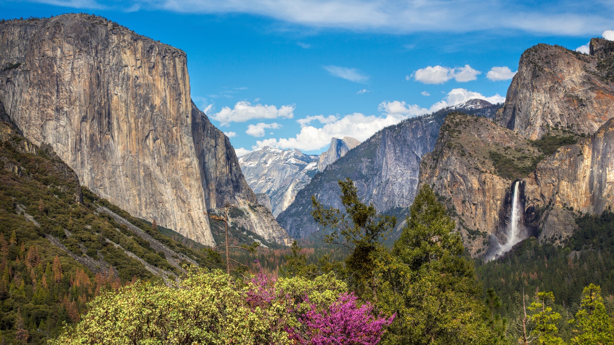 This is a photo of the Yosemite Valley taken from Tunnel View.