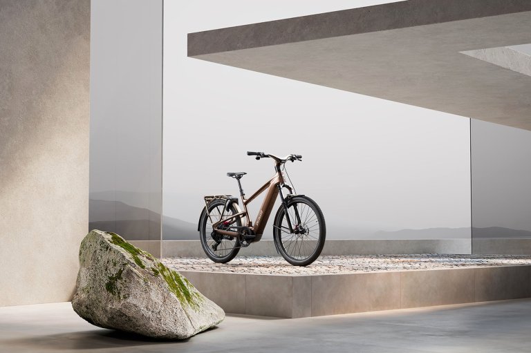 The new Specialized Vado 3 EVO electric commuter bike rendered on a platform