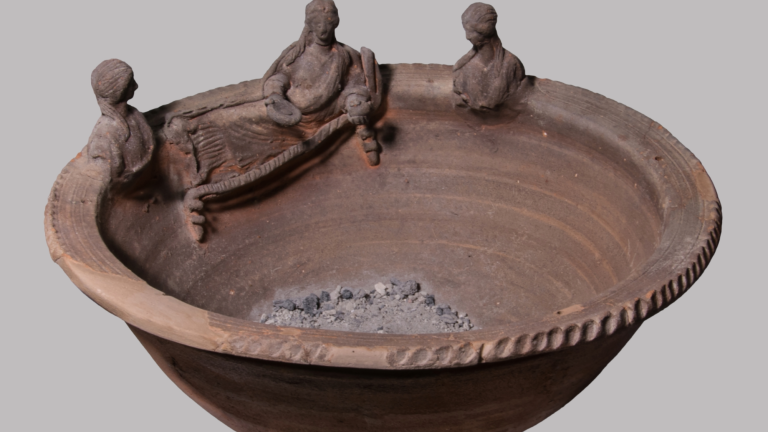Terracotta incense burner with the investigated ash residues. The rim is adorned with three female figures, probably depicting deceased persons who were venerated after their death.