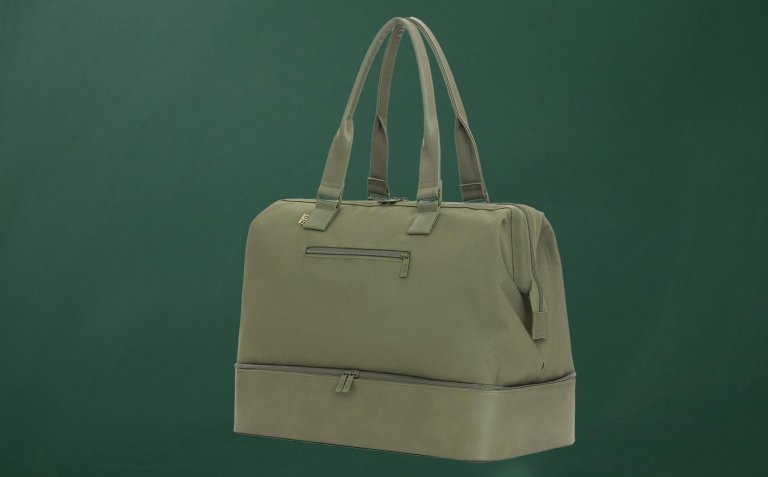 Béis The Weekender in green on a green background