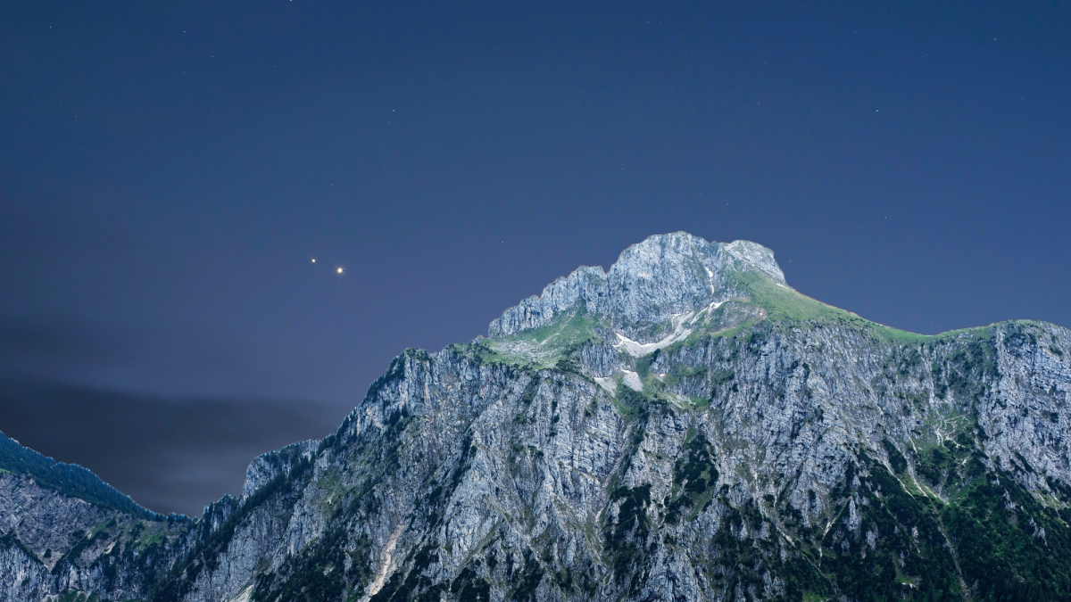 June skygazing: A visit to Venus, longest day of the year, sweet summer moon, and asteroids