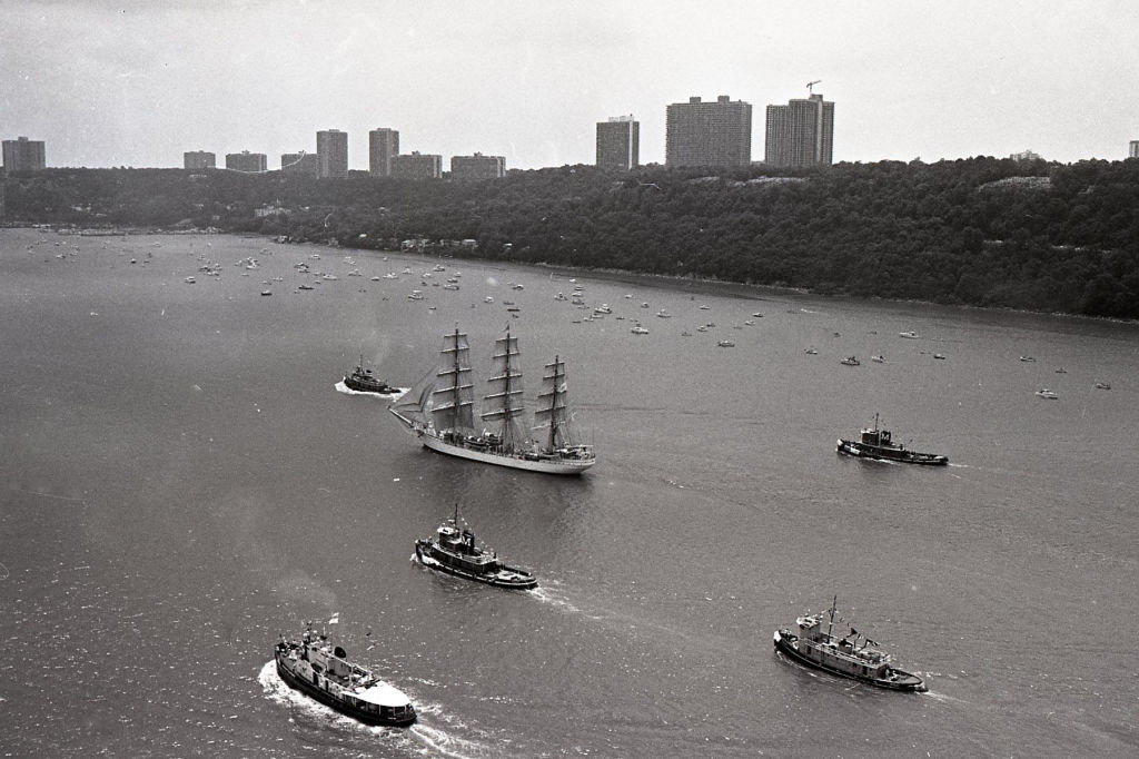 New York, N.Y.: The Danish ship the "Danmark" is escorted by tugs down the Hudson River near the George Washington Bridge during OpSail in Manhattan on July 4, 1976. (Photo by Bill Senft/Newsday RM via Getty Images)