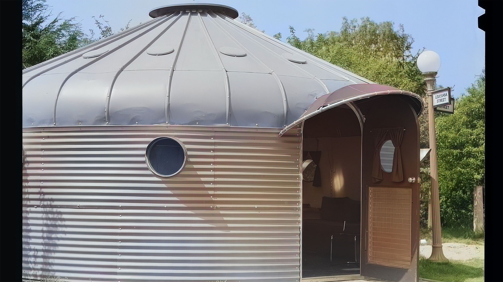 popsci.com - Amy Crawford - After WWII, flying saucer-shaped houses almost filled American suburbs
