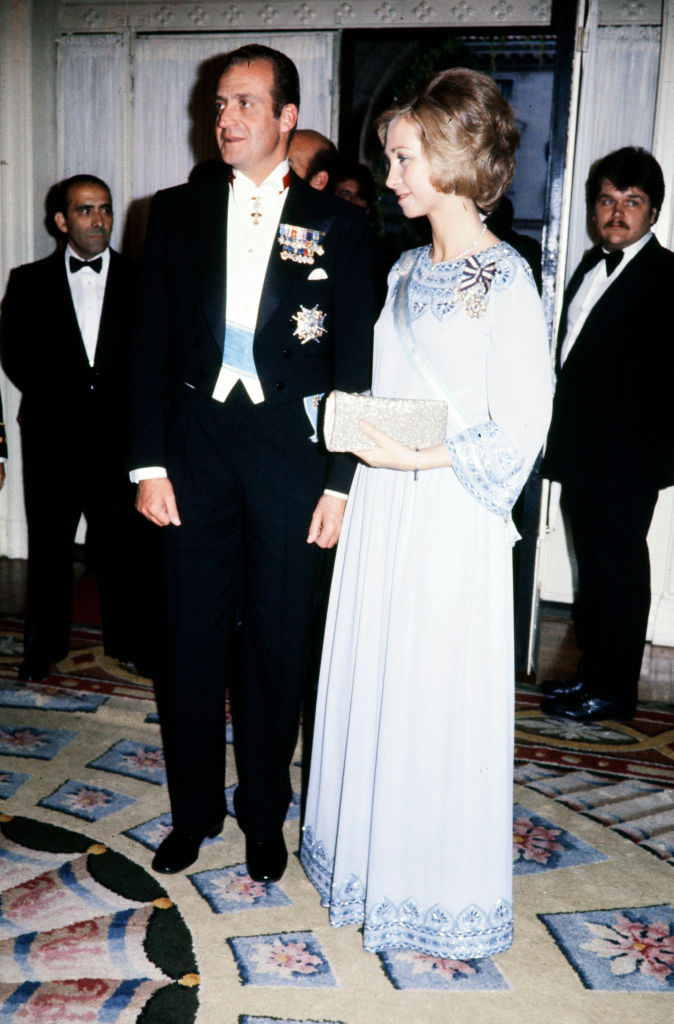 King Juan Carlos I (L) and Queen Sofia (R) attend the Spanish Embassy's bicentennial party on June 3, 1976 in Washington, D.C. (Photo by Guy DeLort/Penske Media via Getty Images)