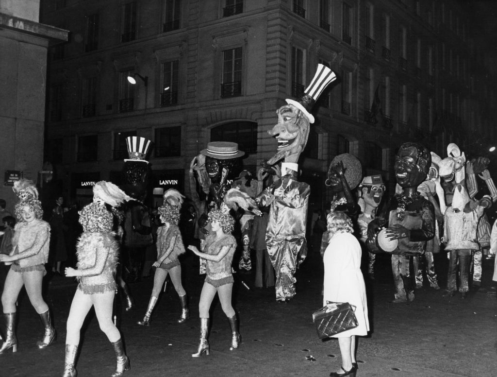 28th April 1976: A parade marches through the Faubourg Saint-Honore in Paris as part of the celebrations to mark the Bicentenary of American Independence. (Photo by Keystone/Getty Images)