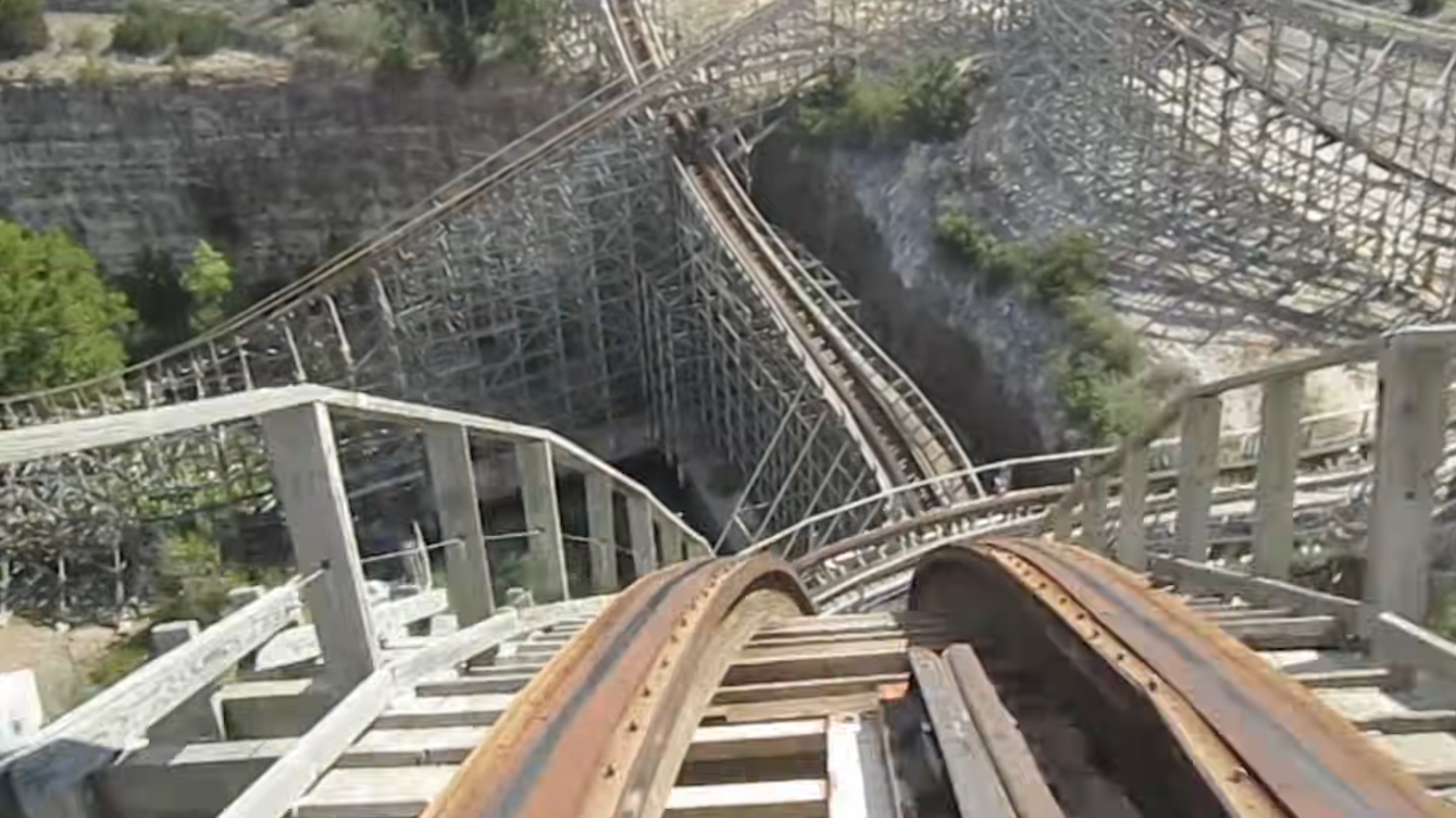 OLD MOUNTAIN RAKUSA とOLDTHEATERコースターのセット Wild '90s video shows wooden rollercoaster track shaking with each