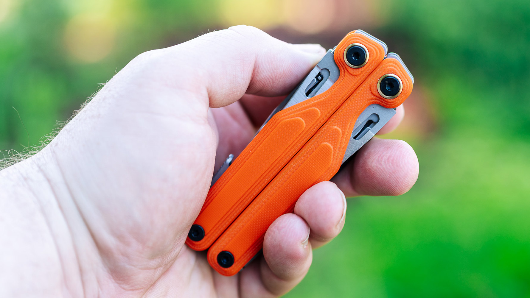Leatherman Alpha Wave multitool closed in hand