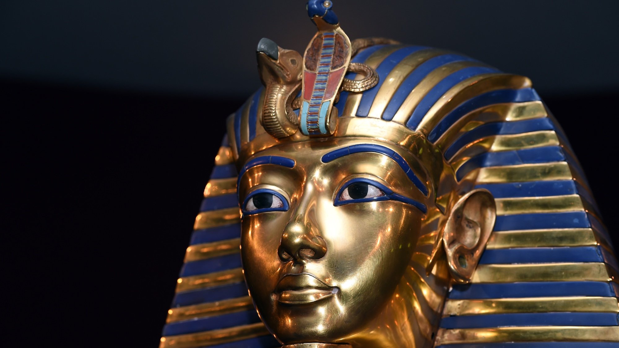 MUNICH, GERMANY - APRIL 02: The burial mask of Egyptian Pharaoh Tutankhamun is shown during the 'Tutanchamun - Sein Grab und die Schaetze' Exhibition Preview at Kleine Olympiahalle on April 2, 2015 in Munich, Germany. (Photo by Hannes Magerstaedt/Getty Images)