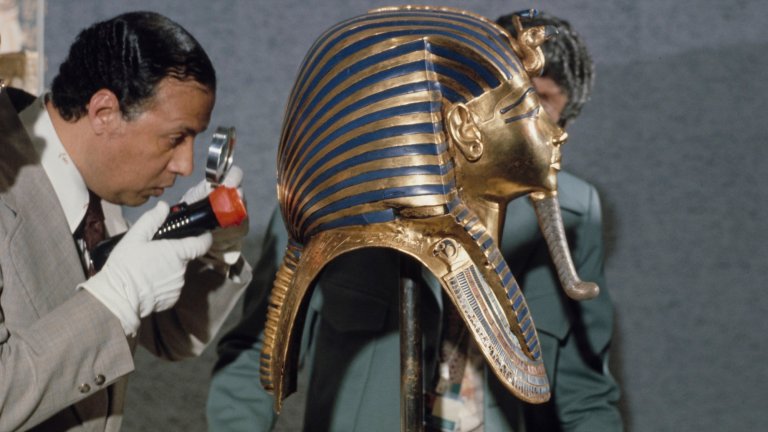 Egyptian curator Ibrahim El-Nawawy examines the gold funerary mask of King Tutankhamun at the Field Museum in Chicago, Illinois, April 6th 1977. The mask is one of 55 treasures from the Pharaoh's tomb that will go on display on April 15th. (Photo by UPI/Bettmann Archive/Getty Images)
