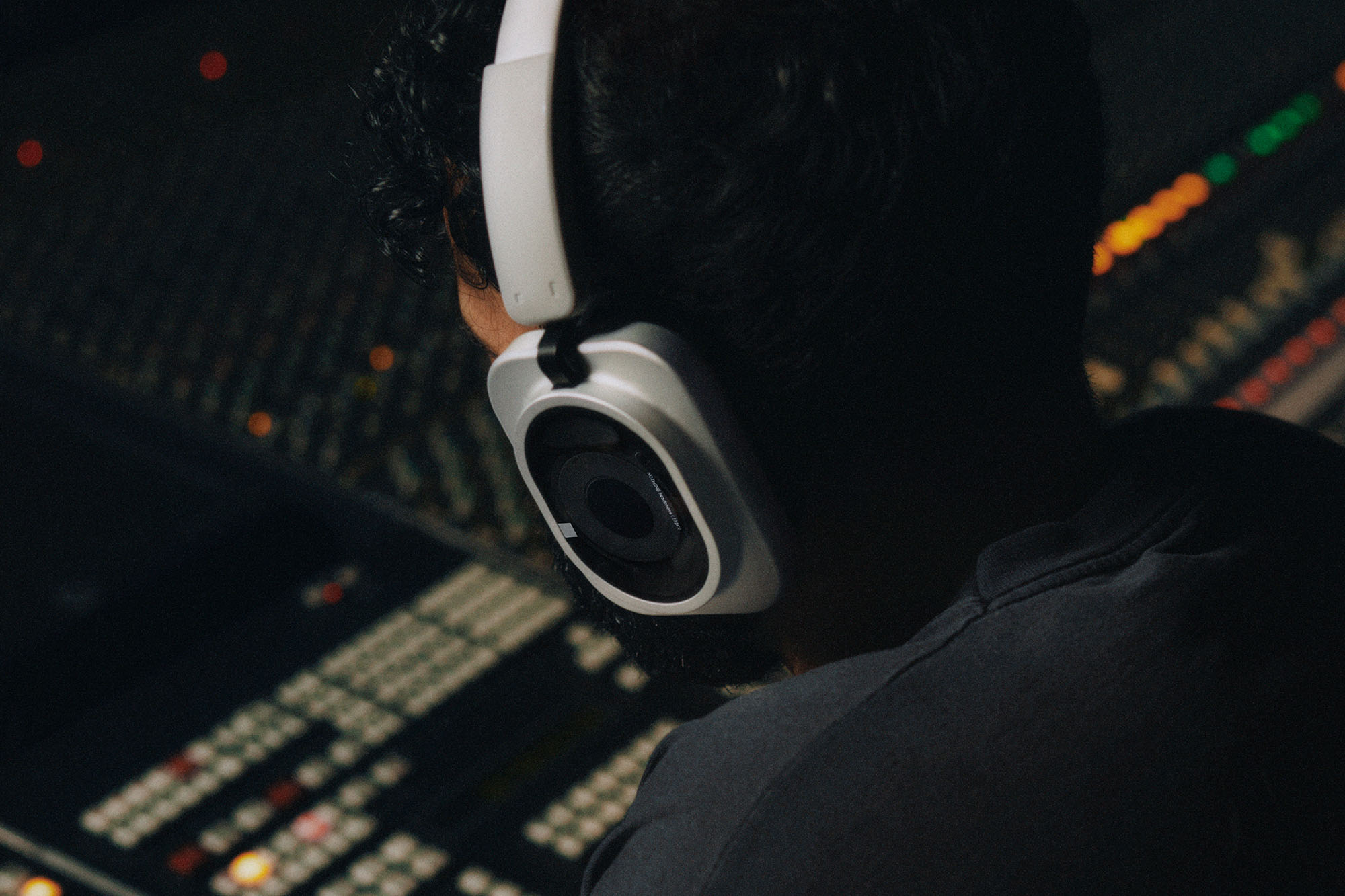 The Headphone (1) Pro is a whole lotta Nothing, and it's really ...