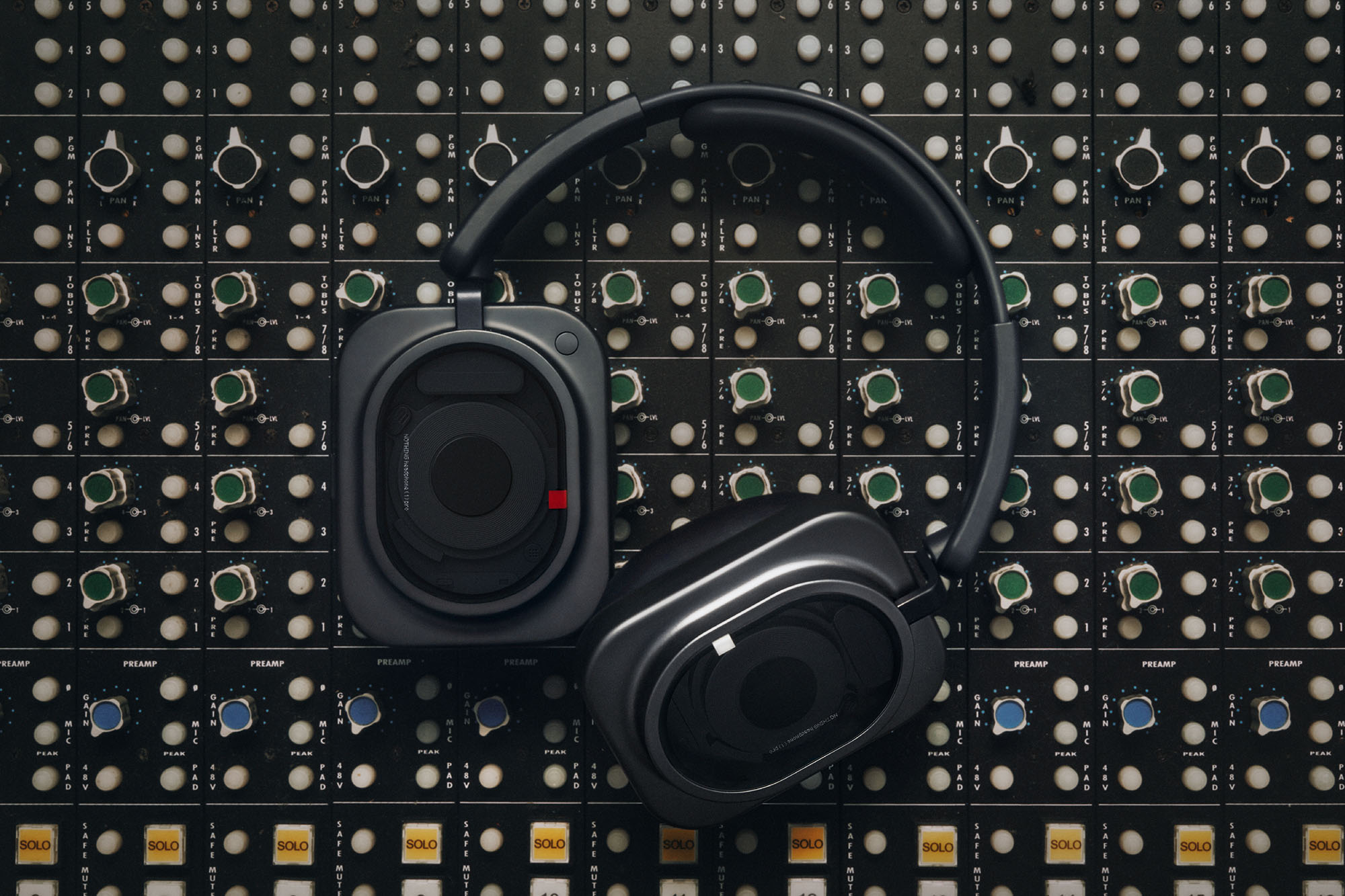 The Headphone (1) Pro is a whole lotta Nothing, and it's really ...