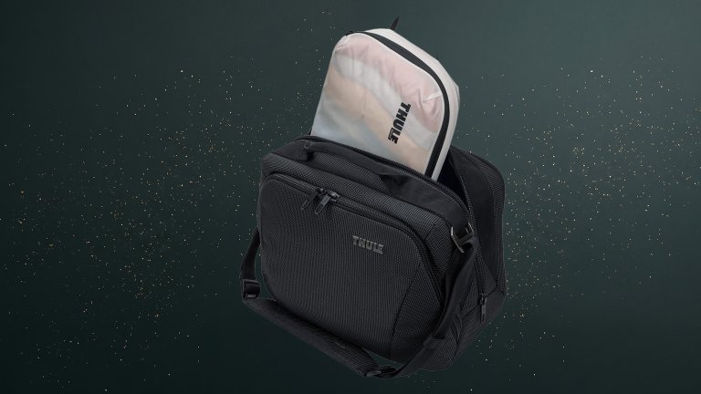 Thule Compression Cube Set on a green sparkly travel gift guide background